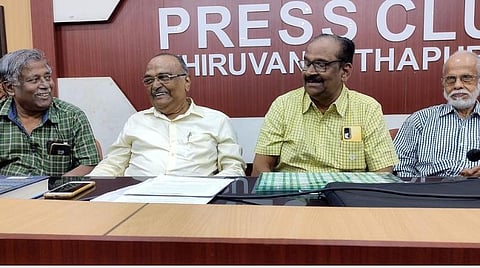முன்னாள் இஸ்ரோ விஞ்ஞானிகள்.