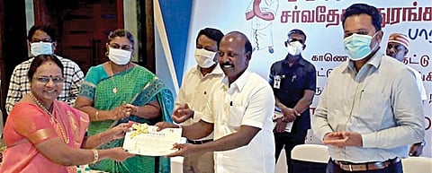 மாமல்லபுரத்தில் நடைபெற்ற சர்வதேச செஸ் ஒலிம்பியாட் போட்டி தொடர்பான பணிகளை, சிறப்பான முறையில் மேற்கொண்ட மருத்துவம் மற்றும் மக்கள் நல்வாழ்வுத் துறை பணியாளர்கள் 1,000 பேருக்கு, அமைச்சர் மா.சுப்பிரமணியன் பாராட்டு சான்றுகளை நேற்று வழங்கினார்.