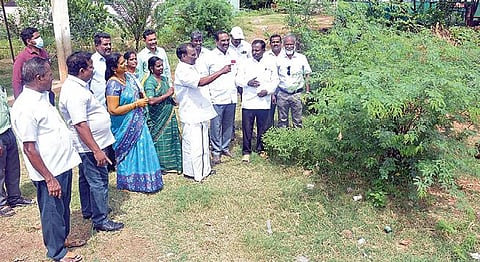 கிருஷ்ணகிரி கட்டிகானப்பள்ளி ஊராட்சி மங்கை நகரில் உள்ள அரசு உயர்நிலைப் பள்ளிக்கு ஊராட்சி நிர்வாகம் ஒதுக்கீடு செய்த இடத்தை மாவட்ட முதன்மைக் கல்வி அலுவலர் மகேஸ்வரி ஆய்வு செய்தார்.