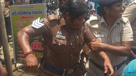 விருத்தாசலம் | சாலை மறியலின்போது பெண் போலீஸ் மீது பெட்ரோல் ஊற்றியதால் கண் பாதிப்பு