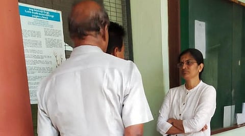 படவிளக்கம்: கோவை டான்பிட் நீதிமன்றத்தில் இன்று ஆஜரான பாசி நிதி நிறுவனத்தின் இயக்குநர்கள் மோகன்ராஜ், கமலவள்ளி.