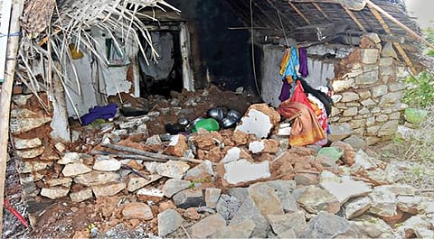 மேச்சேரி அருகே சாத்தப்பாடி ராக்கன் காலனி பகுதியில் மழையினால் வீட்டின் சுவர் இடிந்து மூதாட்டி உயிரிழந்த வீடு. படம்: எல்.பத்மநாபன்