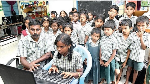கீழாம்பல் அரசு தொடக்கப் பள்ளியில் மடிக்கணினி மூலம் மாணவர்களுக்கு பாடம் கற்பிக்கும் ஆசிரியர் கே.ராமச்சந்திரன். படம்: எல்.பாலச்சந்தர்