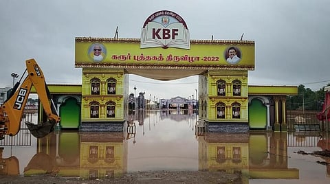 கரூர் புத்தகத் திருவிழா அரங்கினுள் புகுந்த மழை வெள்ளம்: புத்தகங்கள் சேதம், சேறும் சகதியுமான பாதை
