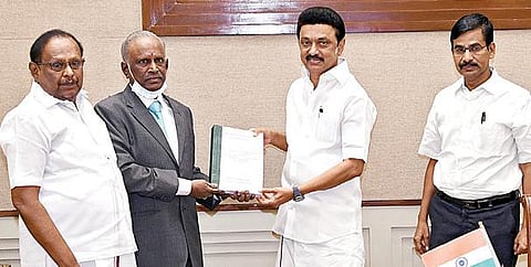 முன்னாள் முதல்வர் ஜெயலலிதா மரணம் தொடர்பான விசாரணை அறிக்கையை சென்னை தலைமைச் செயலகத்தில் முதல்வர் மு.க.ஸ்டாலினிடம் நேற்று சமர்ப்பித்தார் ஆணையத் தலைவரும், ஓய்வுபெற்ற நீதிபதியுமான ஏ.ஆறுமுகசாமி. உடன், சட்டத் துறை அமைச்சர் எஸ்.ரகுபதி, தலைமைச் செயலர் வெ.இறையன்பு.