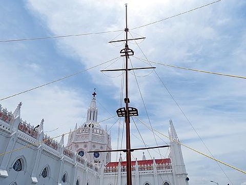 பேராலயத்தின் அருகில் புனிதக் கொடியேற்றுவதற்காக தயார் நிலையில் உள்ள கொடிக் கம்பம்.