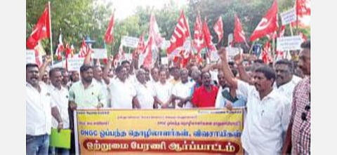 ஓஎன்ஜிசி ஒப்பந்தத் தொழிலாளர்கள், விவசாயிகள் சார்பில் நடைபெற்ற பேரணியில் பங்கேற்ற இந்திய கம்யூனிஸ்ட் எம்.பி எம்.செல்வராஜ், மார்க்சிஸ்ட் கம்யூனிஸ்ட் எம்எல்ஏ நாகை மாலி உள்ளிட்டோர்.