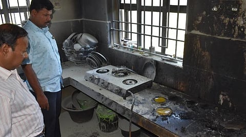 கடலூரில் உதவி ஜெயிலரை குடும்பத்துடன் தீ வைத்து எரிக்க முயற்சி