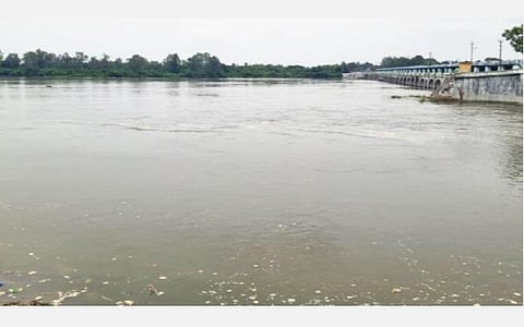 குமராட்சி அருகே முள்ளங் குடியில் வருவாய்த்துறையினர் வாகனத்தில் ஒலிப்பெருக்கி மூலம்வெள்ள அபாய எச்சரிக்கை விடுத்தனர்.