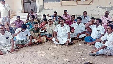 ராமேசுவரம் மீன்பிடி இறங்குதளம் அருகே தர்ணாவில் ஈடுபட்ட மீனவர்கள்.