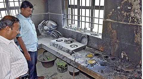கடலூர் கேப்பர் குவாரி மலை பகுதியில் உள்ள உதவி சிறை அதிகாரி குடியிருப்பு. (அடுத்த படம்) பெட்ரோல் ஊற்றி எரிக்கப்பட்ட கடலூர் மத்திய சிறை உதவி அதிகாரியின் வீட்டு சமையலறை.