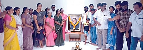 காங்கிரஸ் முன்னாள் எம்.பி. வசந்தகுமாரின் நினைவு தினத்தையொட்டி கன்னியாகுமரி மாவட்டம் அகஸ்தீஸ்வரத்தில் உள்ள அவரது நினைவிடத்தில் மரியாதை செலுத்திய அவரது மனைவி தமிழ்செல்வி, மகள் தங்கமலர், மகன்கள் விஜய்வசந்த் எம்.பி. வினோத்குமார் மற்றும் குடும்பத்தினர்.
