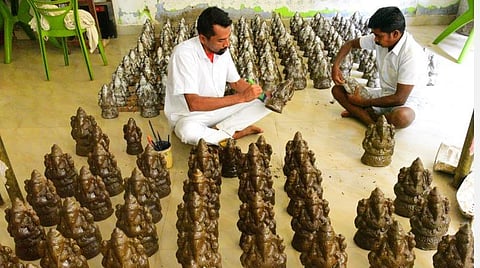 மதுரை சிறைக் கைதிகள் தயாரித்த விதைப்பந்து விநாயகர் சிலைகள்.