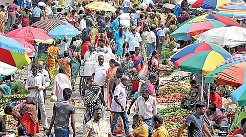 கோயம்பேட்டில் விநாயகர் சதுர்த்தி சிறப்பு சந்தை: பூஜை பொருட்களை வாங்க பொதுமக்கள் குவிந்தனர்
