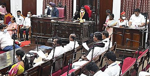 சென்னை மாநகராட்சி மாமன்ற கூட்டம் மேயர் ஆர்.பிரியா தலைமையில் நேற்று நடைபெற்றது. கூட்டத்தில் துணை மேயர் மு.மகேஷ்குமார், மாநகராட்சி ஆணையர் ககன்தீப் சிங் பேடி உள்ளிட்டோர் கலந்து கொண்டனர். படம்: ம.பிரபு
