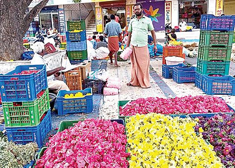 விநாயகர் சதுர்த்தி மற்றும் ஓணம் பண்டிகையை முன்னிட்டு குமரி மாவட்டம் தோவாளை மலர்ச் சந்தையில் விற்பனைக்காக குவித்து வைக்கப்பட்டிருந்த பல வண்ண மலர்கள்.