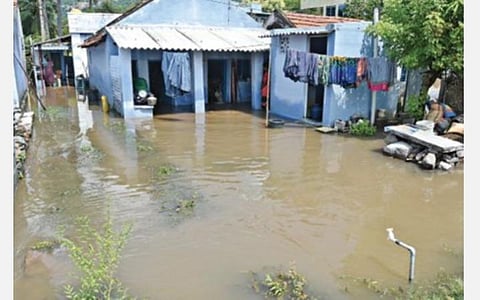 மேட்டூர் அருகே பெய்த மழையினால் மாதையன் குட்டை பகுதியில் வீடுகளுக்குள் மழை நீர் புகுந்தது படம்: எல். பத்மநாபன்
