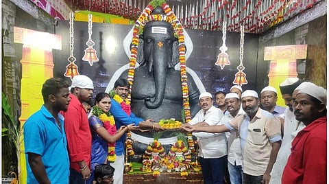 மதநல்லிணக்கத்தை வலியுறுத்தி விநாயகர் சதுர்த்தி விழாவுக்கு 12-வது ஆண்டாக பூஜை பொருட்கள் வழங்கிய இஸ்லாமியர்கள்