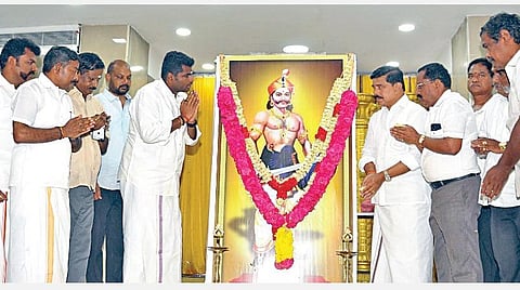 பூலித்தேவன் பிறந்தநாளை முன்னிட்டு, சென்னையில் உள்ள தனது இல்லத்தில் அவரது படத்துக்கு எதிர்க்கட்சி தலைவர் பழனிசாமி மலர் தூவி மரியாதை செலுத்தினார்.