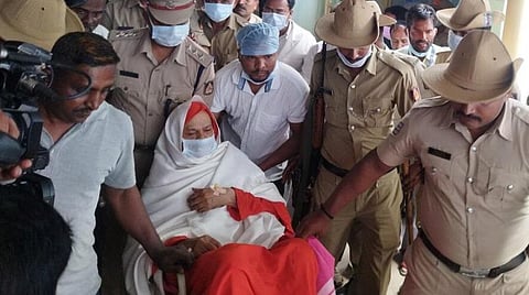சக்கர நாற்காலியில் நீதிமன்றத்திற்கு அழைத்துவரப்பட்ட மடாதிபதி சிவமூர்த்தி முருக சரணரு