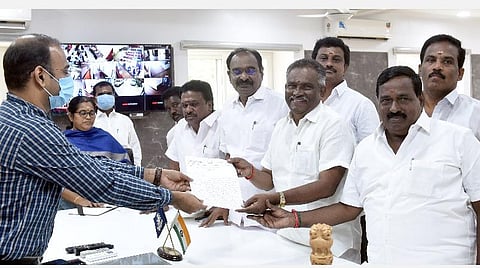 கோவை மாவட்ட ஆட்சியர் ஜி.எஸ்.சமீரனிடம் புகார் அளித்த அதிமுக எம்.எல்.ஏக்கள் அம்மன் அர்ஜூனன், செ.தாமோதரன், வி.பி.கந்தசாமி, அமுல்கந்தசாமி உள்ளிட்டோர்.| படம்: ஜெ.மனோகரன்.