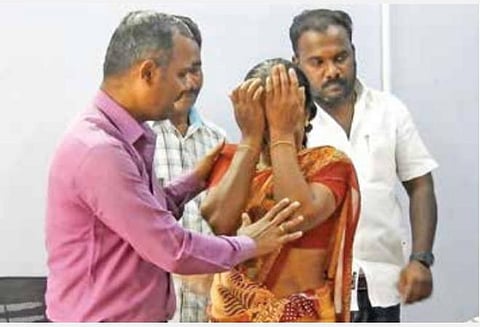 கிராம மக்கள் அழும் காட்சி