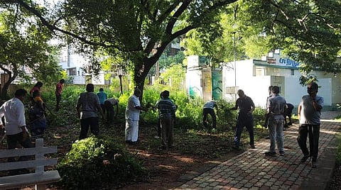 மதுரை மாநகராட்சி சுற்றுச்சூழல் பூங்காவில் குப்பைகளை அகற்றும் நடைபயிற்சி செல்பவர்கள்