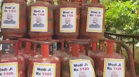சிலிண்டரில் ஒட்டப்பட்ட பிரதமர் மோடியின் படங்கள்