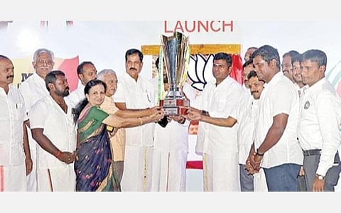 மோடி கபடி லீக் சுழற்கோப்பை அறிமுக நிகழ்ச்சி சென்னை தி.நகர், கமலாலயத்தில் நேற்று நடந்தது. இதில் பாஜக மாநில தலைவர் அண்ணாமலை பங்கேற்று கோப்பையை அறிமுகம் செய்து வைத்தார். தமிழக பாஜக விளையாட்டு மற்றும் திறன் மேம்பாட்டுப் பிரிவு மாநிலத் தலைவர் அமர் பிரசாத் ரெட்டி மற்றும் கட்சி நிர்வாகிகள் உடனிருந்தனர். படம்: ம.பிரபு