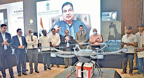 சென்னை எம்ஜிஎம் ஹெல்த்கேர் மருத்துவமனையில் அறுவை சிகிச்சைக்கான உறுப்புகளை கொண்டு செல்வதற்கான ‘ட்ரோன்’ தொழில்நுட்ப வசதியை மத்திய அமைச்சர் நிதின் கட்கரி, காணொலி மூலம் நேற்று தொடங்கி வைத்தார். உடன் தமிழக சுகாதாரத் துறை அமைச்சர் மா.சுப்பிரமணியன், எம்ஜிஎம் ஹெல்த்கேர் மருத்துவமனை தலைவர்எம்.கே.ராஜகோபாலன், இதய மாற்று அறுவை சிகிச்சை நிபுணர் கே.ஆர்.பாலகிருஷ்ணன். படம்: பு.க.பிரவீன்
