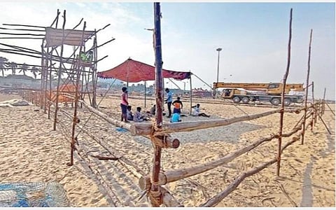 சென்னை நகரில் வைக்கப்பட்டுள்ள விநாயகர் சிலைகள் ஊர்வலமாக பட்டினப்பாக்கம் கடற்கரைக்கு எடுத்துச் செல்லப்படும் வழியில் போக்குவரத்து நெரிசல் ஏற்படாமல் இருக்கவும், வாகனங்களுக்குவழிகாட்டு நெறிமுறைகளை வழங்குவது குறித்தும் போலீஸாருடனான ஆலோசனை கூட்டம் அடையாறு போக்குவரத்து துணை காவல் ஆணையர் சக்திவேல் தலைமையில் நேற்று நடந்தது. படம்: பு.க.பிரவீன்