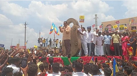நெய்வேலி ஆர்கேட் பகுதியில் என்எல்சி இந்தியா நிறுவனத்தைக் கண்டித்து பாமக சார்பில் நடந்த ஆர்ப்பாட்டத்தில் பாமக தலைவர் அன்புமணி ராமதாஸ் பேசினார்.