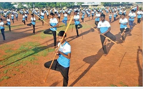 சிவகங்கை மாவட்ட விளையாட்டு மைதானத்தில் ஒற்றைக் காலில் நின்று தொடர்ந்து ஒரு மணி நேரம் சிலம்பம் சுற்றிய மாணவர்கள்.