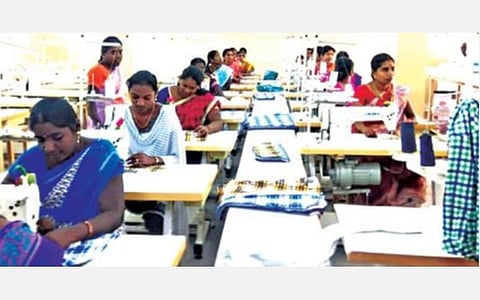 கடத்தூரில் ஆயத்த ஆடை நிறுவனத்தில் தையல் பணியில் ஈடுபட்டுள்ள பெண்கள்.