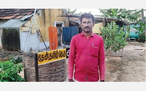 தருமபுரி மாவட்டம் ஏரியூர் அடுத்த ராமகொண்டஅள்ளி ஊராட்சியில் ‘தமிழ்’ என்ற வார்த்தையை உள்ளடக்கிய தெருவின் பெயர்ப்பலகையுடன் அப்பகுதி வார்டு உறுப்பினர் முத்துலிங்கம்.