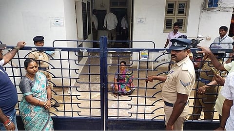 கரூர் மாவட்டம் புலியூர் பேரூராட்சி அலுவலகம் முன்ப போராட்டத்தில் ஈடுபட்டுள்ள இந்திய கம்யூனிஸ்ட் கட்சி வார்டு உறுப்பினர் கலாராணி.