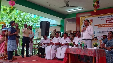 மாணவர்களுக்கு சைக்கிள் வழங்கும் விழாவில் மாணவிகள் எழுப்பிய கேள்விக்கு பதிலளித்த ஆட்சியர் ஷ்ரவன் குமார்.