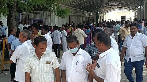கள்ளக்குறிச்சி ஆட்சியர் அலுவலகத்தை முற்றுகையிட்ட தனியார் பள்ளி மாணவர்களின் பெற்றோர்கள்.