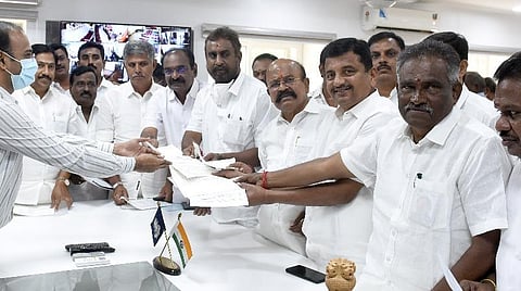 மாவட்ட ஆட்சியர் ஜி.எஸ்.சமீரனிடம் மனு அளித்த அதிமுக கொறடா எஸ்.பி.வேலுமணி தலைமையிலான அதிமுக எம்.எல்.ஏக்கள் மற்றும் கட்சியினர் | படம்: ஜெ.மனோகரன்.