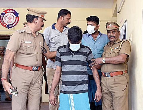கண்டெய்னர்கள் மூலம் வெளிநாடுகளுக்கு ஏற்றுமதி செய்யப்படும் பொருட்களை நூதன முறையில் திருடி வந்த கும்பலை தாம்பரம் போலீஸார் நேற்று கைது செய்தனர்.படம்: எம்.முத்துகணேஷ்
