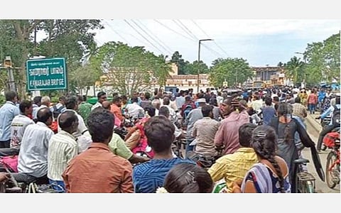 குடியாத்தம் காமராஜர் பாலத்தில் நேற்று ஏற்பட்ட நெரிசலில் சிக்கி திணறிய பொதுமக்கள்.