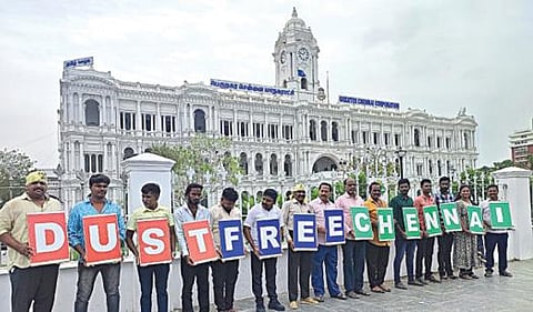 சென்னையில் புழுதி மாசுபாட்டை கட்டுப்படுத்த வேண்டும் என்று ஆணையர்ககன்தீப் சிங் பேடியிடம் வலியுறுத்திய பசுமைத் தாயகம் அமைப்பினர்.