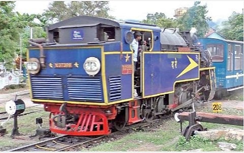 கோவை மேட்டுப்பாளையத்திலிருந்து நேற்று மீண்டும் இயக்கப்பட்ட நீலகிரி மலைரயில்.