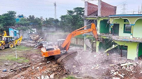 அல்-கய்தாவுடன் தொடர்பு:அசாமில் மதரஸா பள்ளியை இடித்து தள்ளிய முஸ்லிம்கள்
