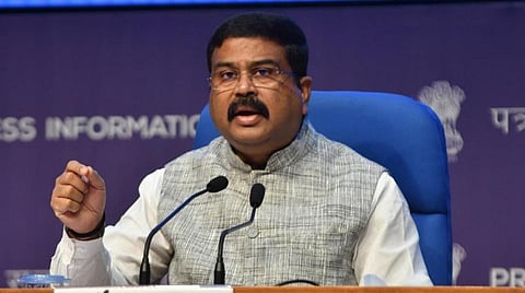 அமைச்சரவையில் முடிவுகள் குறித்து, செய்தியாளர்களிடம் விளக்கும் மத்திய அமைச்சர்கள் தர்மேந்திர பிரதான், அனுராக் தாக்கூர். படம்: பிடிஐ.