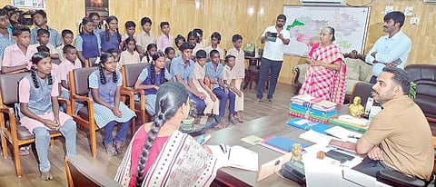பேருந்து வசதி கோரி மாவட்ட ஆட்சியரிடம் முறையிட்ட பந்தனேந்தல் கிராமத்தைச் சேர்ந்த பள்ளி மாணவ, மாணவிகள்.