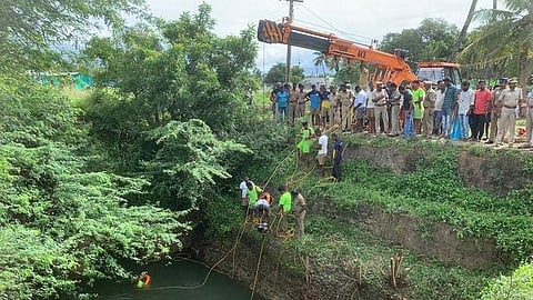 கிணற்று நீரில் மூழ்கியவர்களை மீட்கும் பணியில் ஈடுபட்டுள்ள போலீஸார் மற்றும் தீயணைப்புத்துறையினர்.