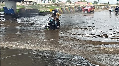 வெள்ளம் வடியாத மதுரை வைகைக் கரை சாலை