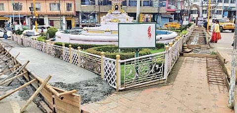 உதகை சேரிங்கிராஸ் ஆதம் நீரூற்றை சுற்றியுள்ள நடைபாதைக்கு மேல் அமைக்கப்பட்டுவரும் கான்கிரீட் தளம். படம்: ஆர்.டி.சிவசங்கர்