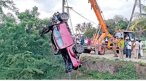 கோவை தென்னமநல்லூர் கிணற்றில் மூழ்கிய கார் கிரேன் மூலம் மீட்கப்பட்டது.